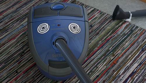 Keep The Smells Out Of Your Vacuum Cleaner - Here's How 6